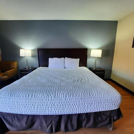 Americas Best Value Inn Молин Екстериор снимка