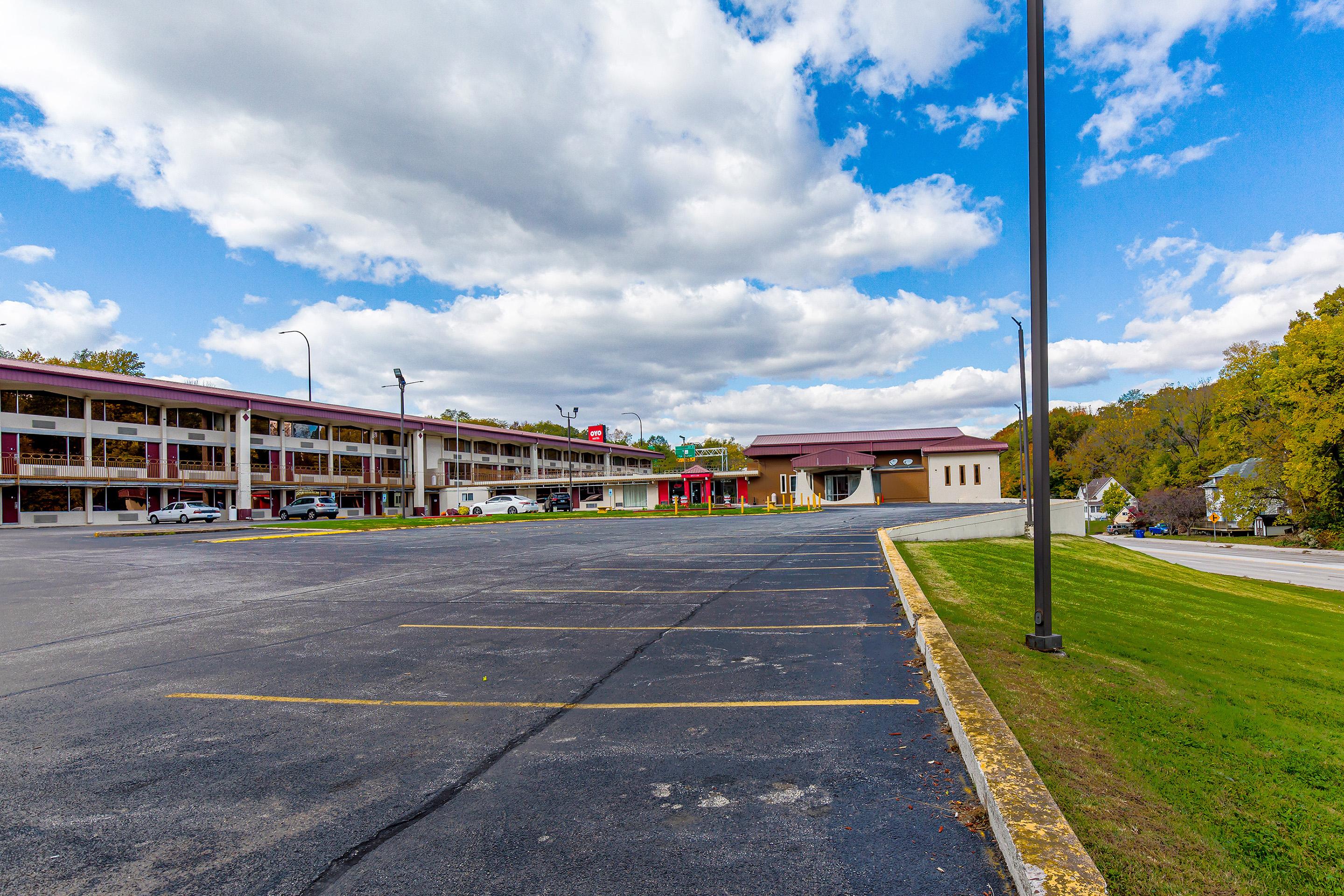 Americas Best Value Inn Молин Екстериор снимка