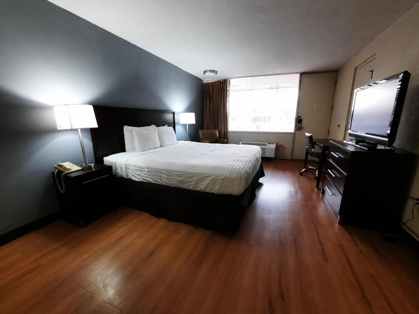 Americas Best Value Inn Молин Екстериор снимка