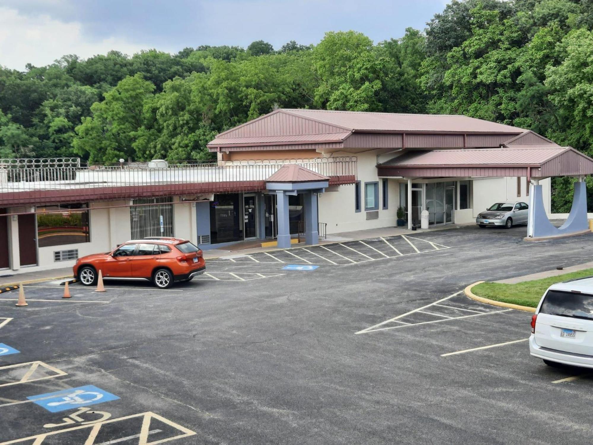 Americas Best Value Inn Молин Екстериор снимка