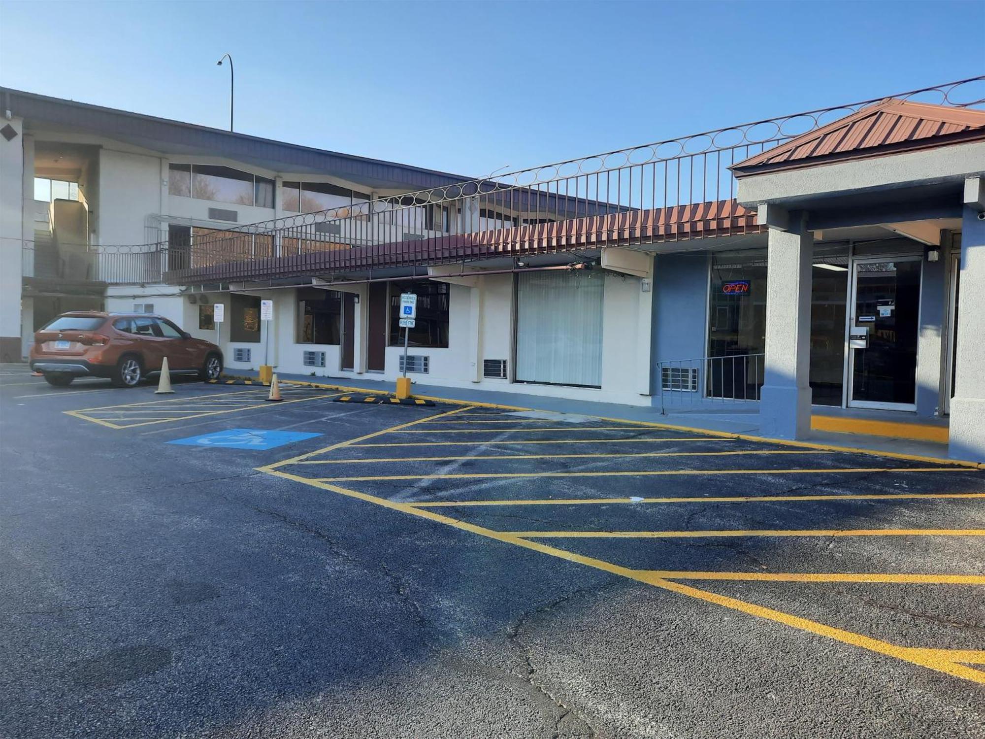 Americas Best Value Inn Молин Екстериор снимка